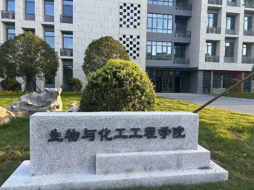 平罗县扬州职业大学体育场高杆灯项目
